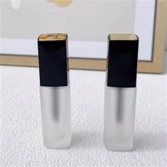 Mukautettu huulikiilto